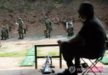 예비군 훈련장에서 발생한 총기사고로 3명이 숨진 가운데 14일 육군 32사단 예하 대전 유성구 예비군훈련소에서 정상적인 실탄훈련이 진행되고 있다. 군은 실탄을 3발씩 탄창 2개에 나눠지급하고, 조교 1대1일 배치, 총기이탈방지대와 안전고리를 단단히 묶어 총구를 돌리지 못하도록 하는 등 안전통제 규정을 강화했다.