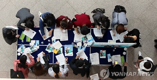 청년 채용박람회를 찾은 구직자들이 기업체에 제출할 이력서를 작성하고 있다.