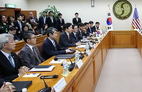 존 케리 장관, "국제사회가 북한 압박해 변화시켜야 한다"