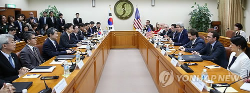 윤병세 외교부 장관과 존 케리 미국 국무부 장관이 18일 오전 서울 외교부 청사에서 외교장관 회담을 하고 있다.