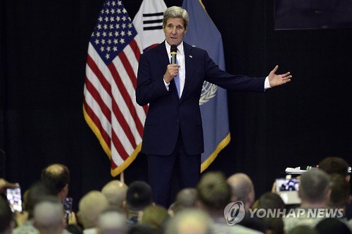주한미군기지에서 발언하는 존 케리 미국 국무장관