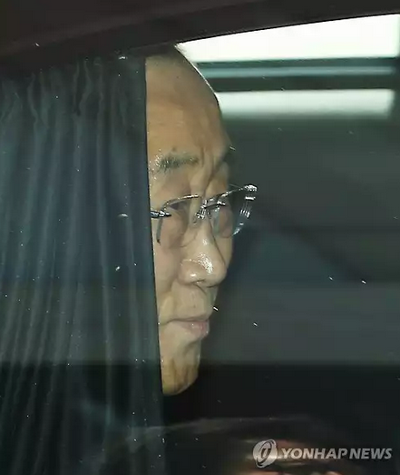 반기문 유엔사무총장이 20일 오전 정의화 국회의장과 여야 원대대표 등과 환담을 나눈 뒤 차량을 타고 국회를 떠나고 있다. 