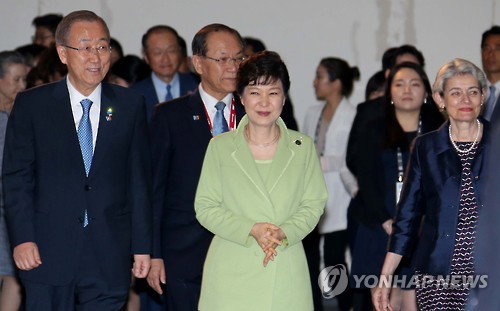박근혜 대통령과 반기문 유엔사무총장 등 참석자들이 지난 19일 인천시 송도 컨벤시아에서에서 열린 세계교육포럼 개회식에 참석하고 있다.