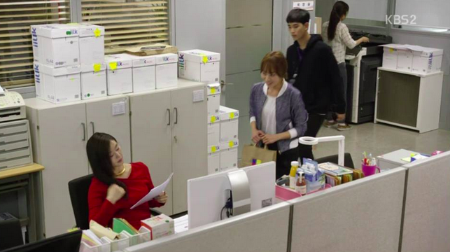 포스트잇으로 애써 상표를 가린 한국제지 A4용지 제품 