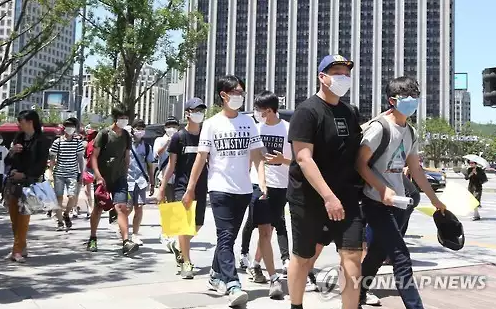 3일 오전 경기도 한 중학교 학생들이 마스크를 착용한 채 서울 종로구 주한일본대사관 앞에서 열린 수요집회에 참석하기 위해 세종대로를 지나고 있다.