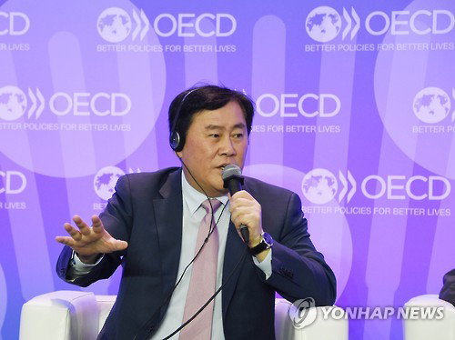 최경환 부총리 겸 기획재정부 장관이 3일 프랑스 파리 OECD에서 열린 '2015년 OECD(경제협력개발기구) 각료이사회'에 참석, '투자활성화를 위한 구조개혁' 패널토론에서 'OECD의 국제금융시장 안정 차원에서의 리더쉽 발휘'를 강조하고 있다.