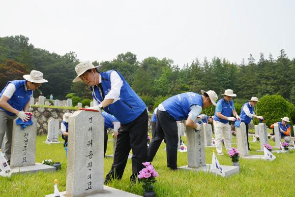 ▲장형옥 효성나눔봉사단장(왼쪽 두 번째) 및 효성나눔봉사단원들이 6월 3일 국립서울현충원 9묘역에서 묘역 정화활동을 하고 있다 (사진 : 효성제공)