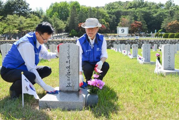 사진2. ▲장형옥 효성나눔봉사단장(왼쪽 두 번째) 및 효성나눔봉사단원 한 분이 6월 3일 국립서울현충원 9묘역에서 묘역 정화활동을 하고 있다 (사진 : 효성제공)