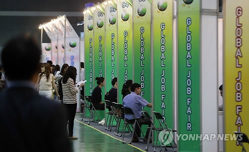 해외취업박람회에서 구직자들이 면접을 보고 있다.