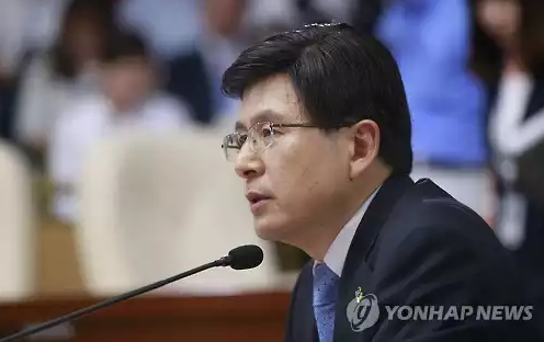 황교안 국무총리 후보자가 8일 오전 국회에서 열린 인사청문회에서 위원들의 질의에 답변하고 있다.