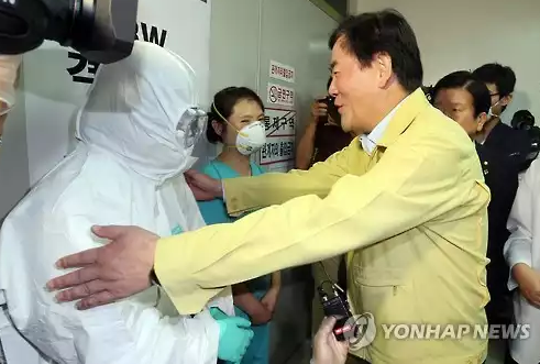 격리병동 이료진을 포옹하는 최경환 국무총리 대행.. 괜찮으려나?