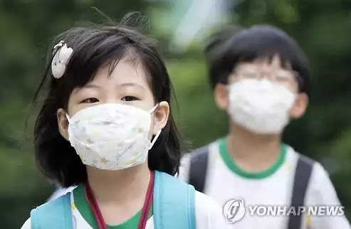 마스크를 쓴 초등학생이 등교하고 있다