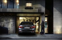 운전 초보도 주차 할 때 걱정 없겠네.. BMW 플래그십 세단 원격 조정 등 첨담기술로 무장