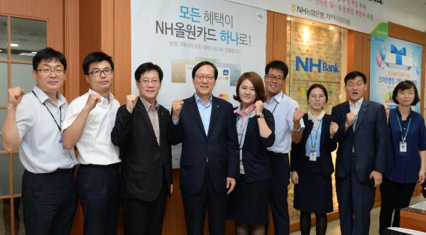 ▲NH농협금융지주 김용환 회장이 6월11일 농협은행 가락시장지점을 방문하여 직원들과의 소통경영 후 기념촬영을 하고 있다. <사진 좌측 네 번째 김용환 NH농협금융지주 회장> (사진 : NH농협금융지주 제공)