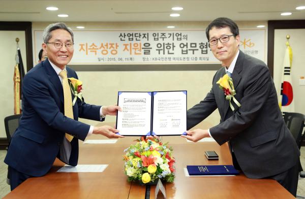 ▲KB국민은행은 한국산업단지공단과 11일 여의도 본점에서 윤종규 은행장과 강남훈 한국산업단지공단 이사장이 참석한 가운데 '산업단지 입주기업의 지속 성장 지원을 위한 포괄적 업무협약'을 체결했다. 윤종규 은행장(왼쪽), 한국산업단지공단 강남훈 이사장(오른쪽) (사진 : KB국민은행 제공)
