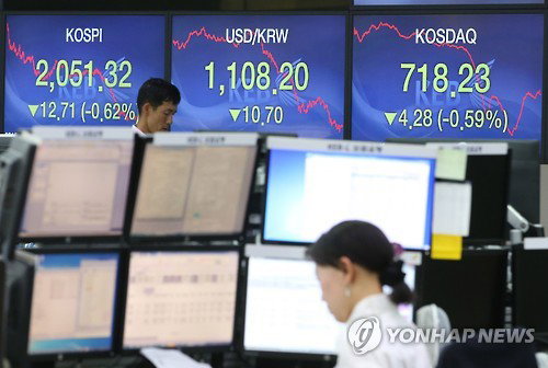 10일 서울 중구 을지로 외환은행 본점에서 딜러들이 거래업무를 보고 있다. 이날 원/달러 환율은 전날에 이어 약세를 지속했으며, 코스피와 코스닥은 외국인과 기관의 매도세에 밀려 동반 하락했다.