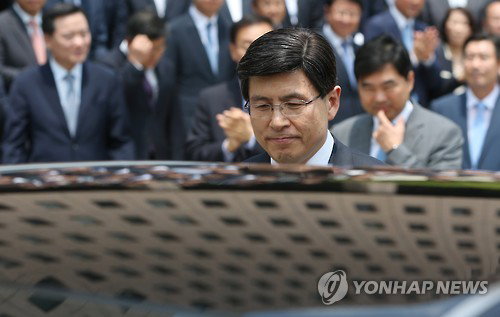 18일 오전 국회 본회의에서 임명동의안이 통과된 황교안 신임 국무총리가 이날 본회의 표결 직후 정부과천청사에서 열린 법무부 장관 이임식을 마친 뒤 청사를 떠나고 있다.