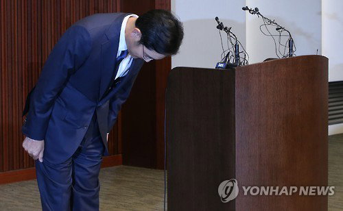 삼성전자 이재용 부회장이 23일 오전 서울 서초동 삼성전자 서초사옥에서 중동호흡기증후군(메르스) 사태와 관련한 입장을 발표하기에 앞서 고개숙여 사과하고 있다. 이날 삼성은 삼성서울병원과 관련해 대국민 사과와 함께 그룹 차원의 지원 대책을 발표했다. 삼성은 삼성생명공익재단 산하 삼성서울병원에서 슈퍼전파자가 나와 메르스 2차 유행의 진앙이 됐고 급기야 병원 부분 폐쇄에까지 이르자 관련 대책을 논의해 왔다. 