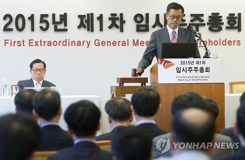 26일 오전 서울 서린동 SK 본사빌딩에서 열린 임시 주주총회에서 SK 조대식 사장이 의사봉을 두드리고 있다. 이날 주총에서 SK는 SK C&C와의 합병계약 건을 통과시켰다.