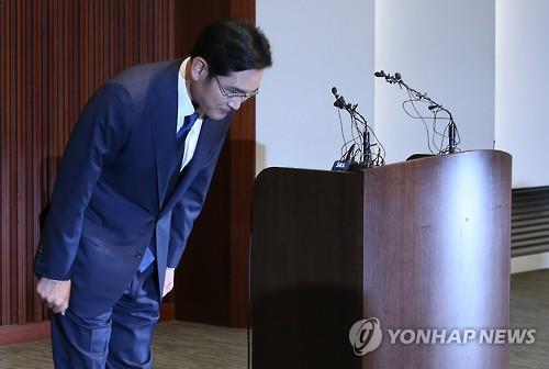 이재용 삼성전자 부회장이 23일 오전 서울 서초동 삼성전자 서초사옥에서 중동호흡기증후군(메르스) 사태와 관련한 대국민 사과를 마치고 고개숙여 인사하고 있다. 이날 삼성은 삼성서울병원과 관련해 대국민 사과와 함께 그룹 차원의 지원 대책을 발표했다.