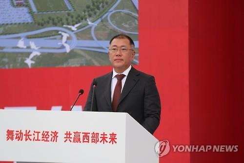 정의선 현대자동차 부회장이 23일 중국 충칭시 량장신(兩江新)구에서 열린 '현대차 중국 충칭공장 기공식'에서 인사말을 하고 있다.