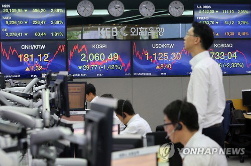 29일 서울 명동 외환은행 본점 딜링룸에서 직원들이 각종 경제지수를 모니터하며 업무를 보고 있다. 이 날 그리스 채무불이행(디폴트) 우려에 코스피는 30포인트나 하락해 2,060선으로 밀렸고 코스닥지수는 2% 넘게 급락하는 등 그리스발 악재로 시장은 온종일 불안한 흐름을 보였다.