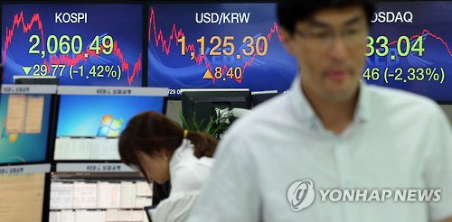 29일 서울 명동 외환은행 본점 딜링룸에서 직원들이 각종 경제지수를 모니터하며 업무를 보고 있다.