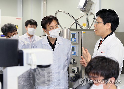 이관섭 산업통상자원부 1차관이 4일 메르스(중동호흡기증후군)극복을 위한 범국민적 노력에 부응하고 바이오 산업계의 메르스 방지대책을 점검하기 위해 성남시 분당구에 위치한 SK케미칼 백신 연구소를 방문문해 김훈 실장으로 부터 주요업무현황 보고를 청취한 후 연구소 주요시설을 둘러보고 현장근무자들을 격려하였다.