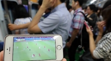 서울 지하철 2호선 열차 안에서 출근하는 시민들이 휴대전화 등 스마트 기기를 이용해 월드컵 경기를 관람하고 있다.