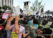 (서울=연합뉴스)쌀 관세화에 반대하는 농민단체 회원들이 18일 오전 정부서울청사 진입을 시도하다 경찰에 가로막혀 쌀을 뿌리며 시위를 벌이고 있다.