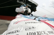 강원도 동해항에서 미국에서 수입된 쌀이 하역되고 있다.