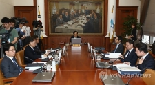 이주열 한국은행 총재가 지난달 10일 서울 중구 남대문로 한은에서 열린 금융통화위원회 본회의를 주재하고 있다.