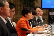 박근혜 대통령이 12일 오전 청와대 영빈관에서 열린 제6차 무역투자진흥회의에서 모두발언하고 있다.