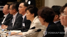 박근혜 대통령이 3일 오후 청와대에서 열린 제2차 규제개혁장관회의 및 민관합동 규제개혁점검회의에서 발언하고 있다.