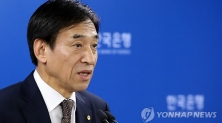 이주열 한국은행 총재가 12일 오전 서울 중구 남대문로 한국은행 기자실에서 통화정책 방향을 설명하고 있다.
