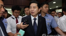 12일 오후 임 회장이 서울 중구 명동 KB 사옥에서 퇴근하던 중 취재진의 질문을 받고 있다.