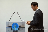 정승면 법무부 법무심의관이 23일 서울 서초동 서울고검 기자실에서 상가건물임대차보호법 개정안 관련 브리핑을 하기 위해 입장하고 있다.