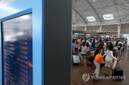 영종도 인천국제공항 출국장이 여행객들로 붐비고 있다.