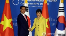 박근혜 대통령과 응웬 떤 중 베트남 총리가 10일 오후 부산 해운대구 한 호텔에서 열린 한-베트남 정상회담에서 악수하고 있다.