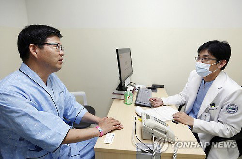 중동호흡기증후군(메르스) 첫 진원지인 경기도 평택성모병원이 6일 재개원했다. 지난 5월 29일 휴원한 지 38일만이다. 공재광 평택시장이 이날 평택성모병원에서 건강검진을 받는 모습. 2015.7.6