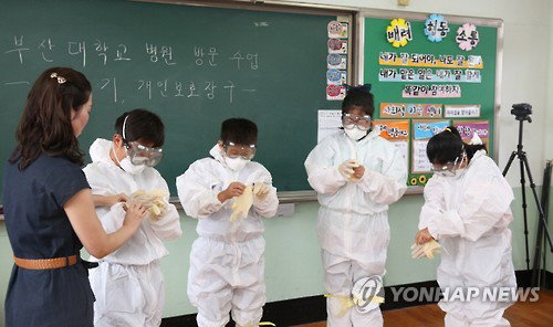 180번 메르스 확진환자를 치료해온 부산대병원이 최근 격려편지를 보낸 초등학교 학생들을 찾아 보호장구 착용 등 일일 위생교육을 실시하고 있다