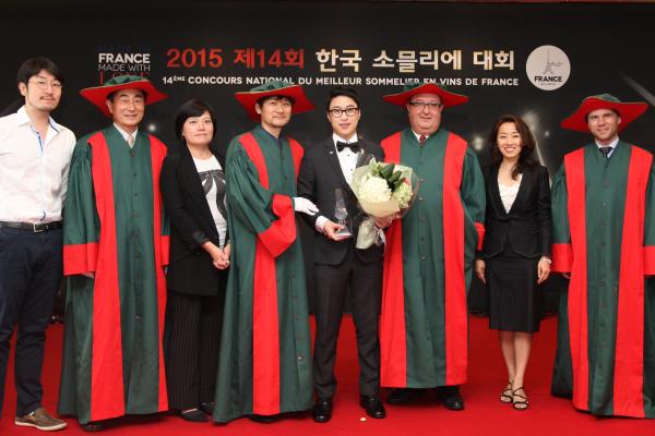 ▲7일 밀레니엄 힐튼 호텔에서 펼쳐진 2015 한국 소믈리에 대회에서 우승자 안중민 소믈리에(오른쪽에서 네번째)가 심사위원장 장 파스칼 포베르(오른쪽에서 세번째), 소펙사 코리아 정석영 소장(오른쪽에서 두번째), 심사위원 및 관계자들과 기념사진을 찍고 있다. (사진 : SPC그룹 제공)