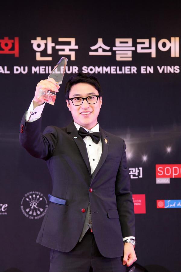 ▲파리크라상 안중민 소믈리에가 우승 트로피를 들고 기념사진을 찍고 있다. (사진 : SPC그룹 제공)
