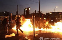"치프라스 총리는 그리스 국민에게 거짓말 했다"..  산티그마 광장에 돌과 화염병