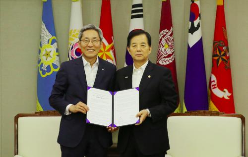 KB국민은행 은행장 윤종규(사진왼쪽), 한민구 국방부 장관(사진오른쪽)