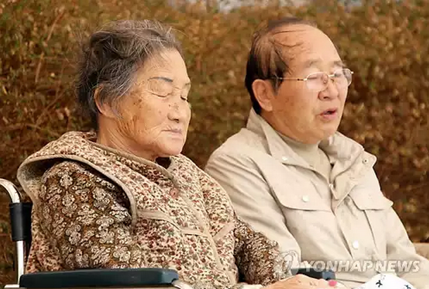 - 골다골증 등 질환으로 입원한 노부부