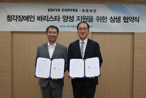 이디야커피 청음회관 MOU 체결 현장. 사진설명: 이디야커피 이인선 사장(왼쪽), 청음회관 심계원 관장(오른쪽). (사진 : 이디야커피(EDIYA COFFEE 제공)