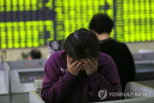 주가 폭락 이후 괴로워하는 중국 시민 