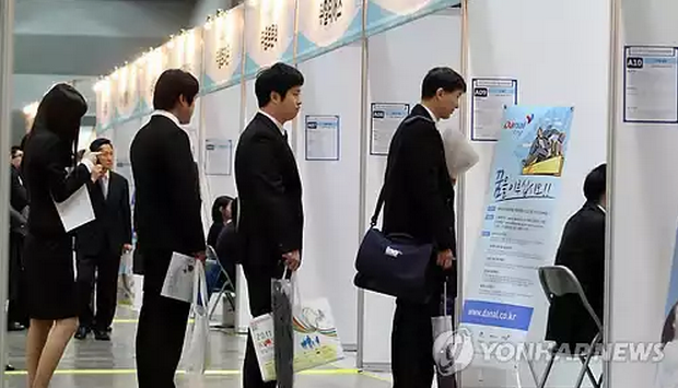 신의 직장 찾아 헤메는 구직자들 