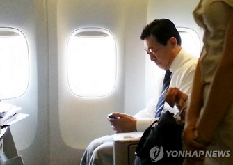한국행 비행기에 탑승한 신동빈 롯데 회장 